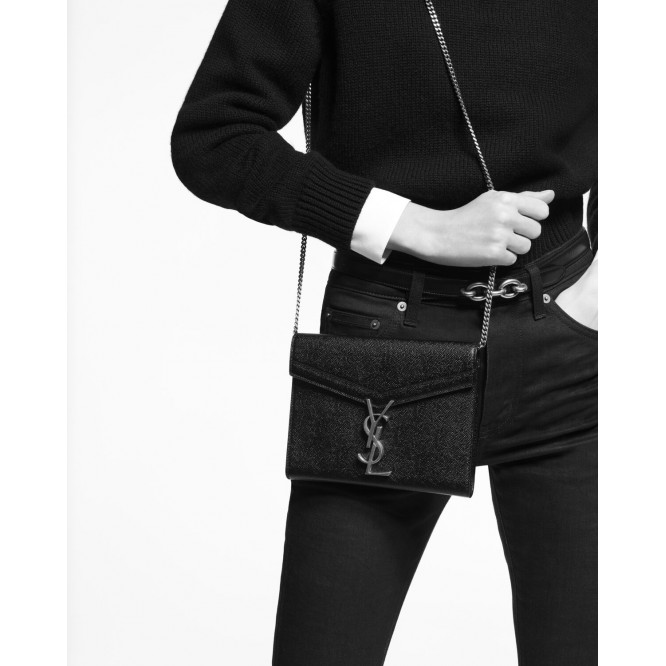 【Saint Laurent】今季のトレンド！★オードリー亜谷香さん愛用★カサンドラ チェーンウォレット（グレイン ド プードル エンボスレザー）