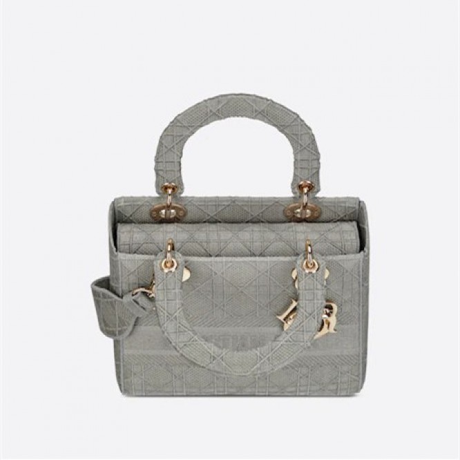 【DIOR】雑誌で大変話題国内品切れ続出！入手困難！憧れのMedium Lady D-Lite Bag！ 刺繍キャンバス グレー バッグ。