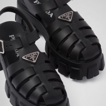 【PRADA】大人気！入手困難！発泡ゴムサンダル 赤いロングスカートに合う