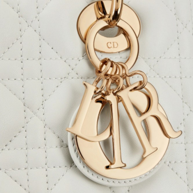 ⚡絶好の機会をお見逃しなく!雑誌掲載!【DIOR】 LADY DIOR ミディアムバッグ
